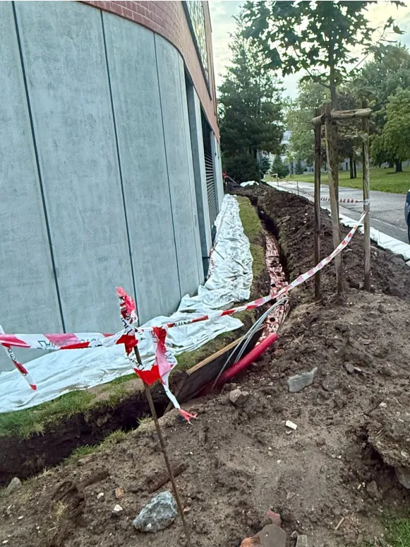 Výkopové práce pro elektrické vedení u budovy