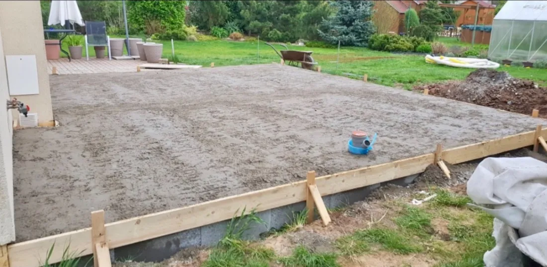 Připravená betonová deska základů na zahradě