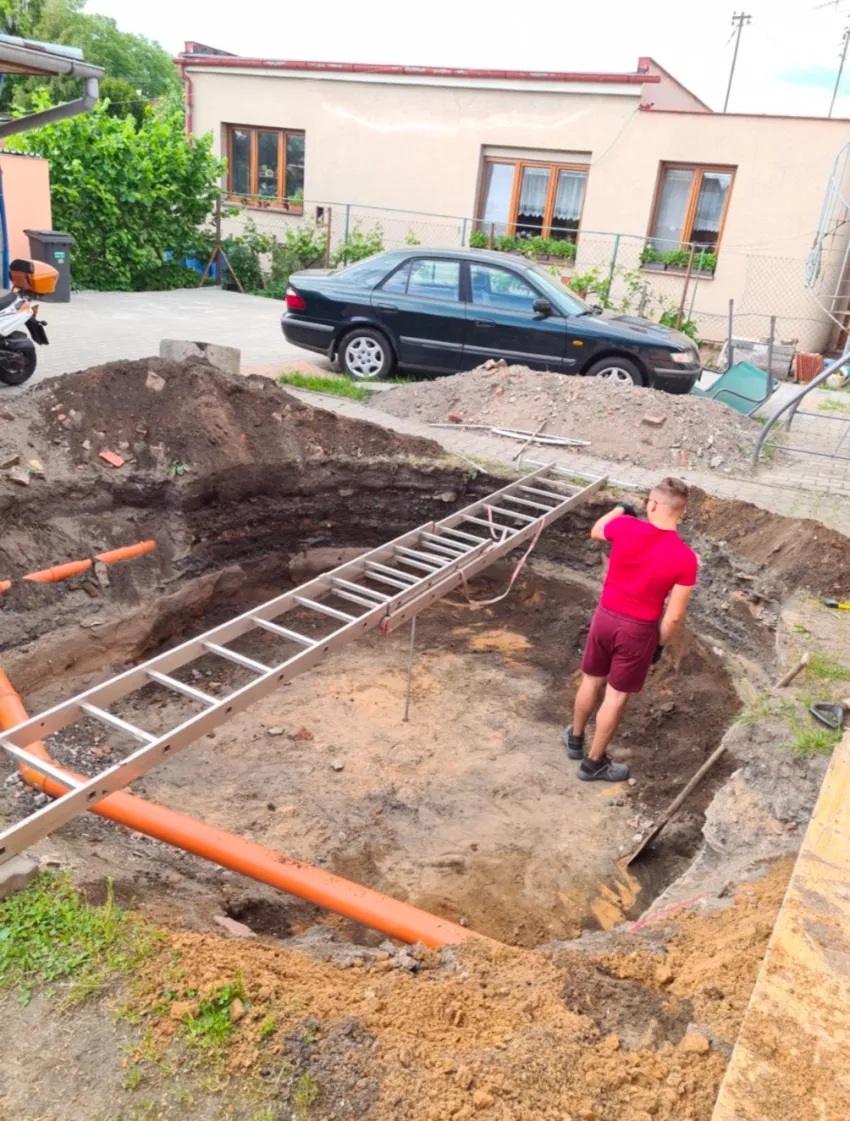 Hloubený výkop základů u rodinného domu