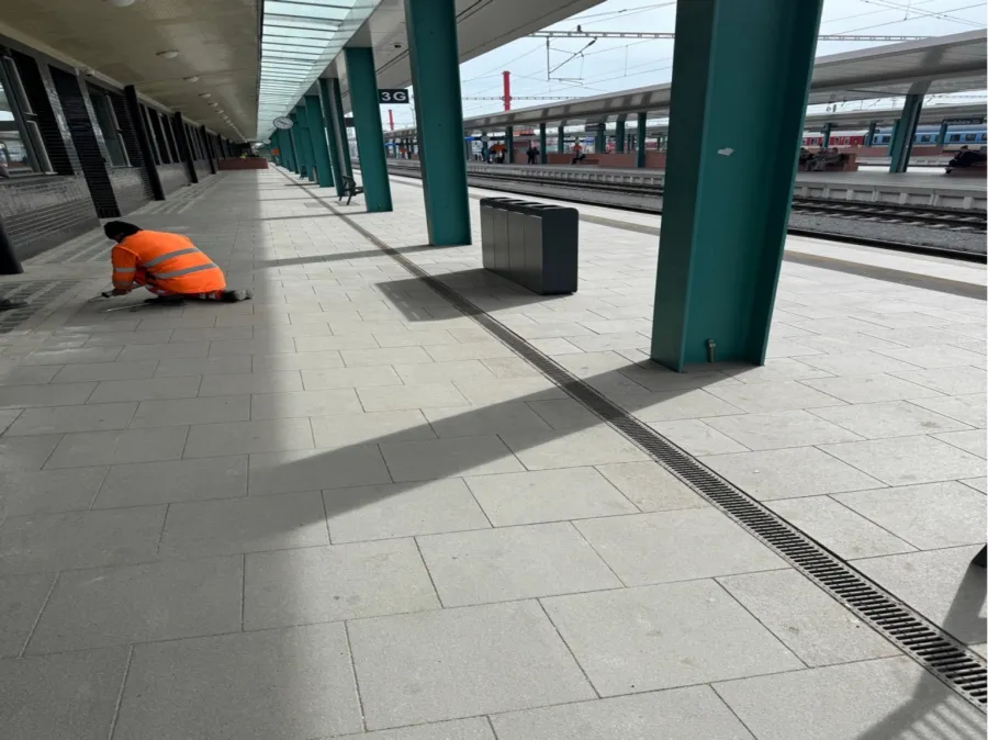 Pokládka velkoformátové dlažby na nástupišti